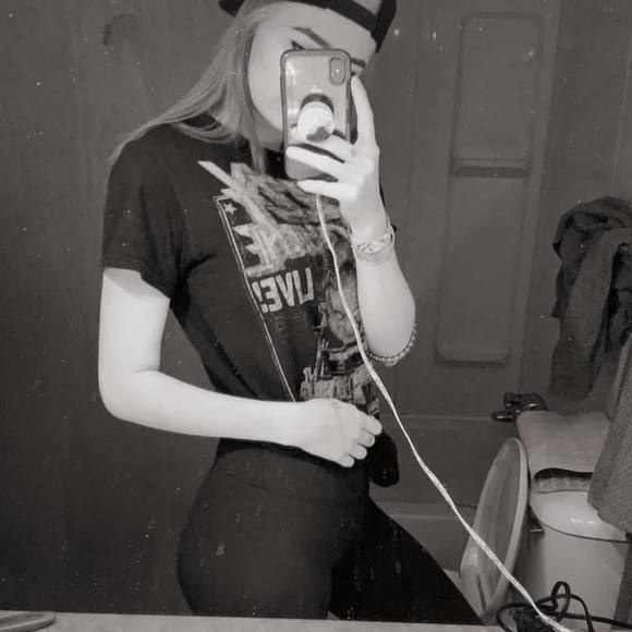 Meet your Posher, Nycole - Picture 1 of 1